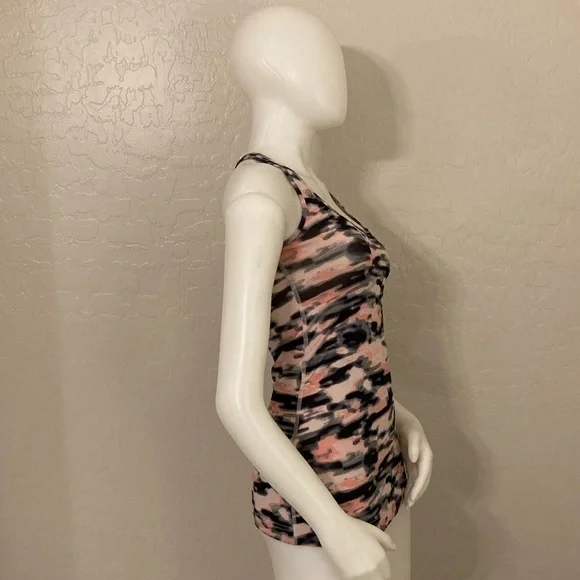 Lululemon Wamo Camo Pink Cool Racerback Tank Top Size 4 - Picture 5 of 10